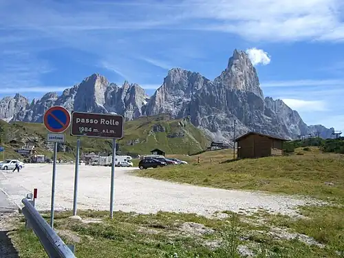 pohled na vrcholy horské skupiny Pala z průsmyku Passo Rolle
