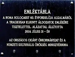 pamětní deska obětí porajmos na budově sídla ORÖ v Budapešti