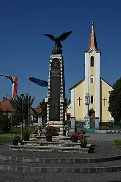 Kostel Nejsvětější Trojice a pomník padlým za světových válek v Sótony