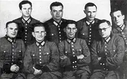 Roman Šuchevyč (druhý zleva, spodní řada) s důstojníky 201. praporu, 1942.
