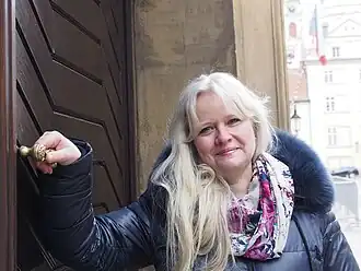 Romana Bělohlávková před Poslaneckou sněmovnou.