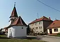 Náves s kaplí svatého Bartoloměje ve Zvonovicích