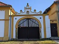 Rostoklaty - brána usedlosti čp. 6 (stav únor 2025).jpg
