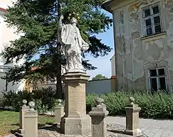 Rousínov, Královopolské Vážany, socha sv. Jana Nepomuckého (2017-08-26; 02).jpg