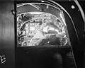 Elektrikářka od WAAF při práci v těžkém bombardéru Handley Page Halifax