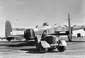 Lilian Yule při manipulaci s těžkým bombardérem Avro Lancaster 49. perutě RAF
