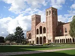 Royce Hall, jedna z původních budov
