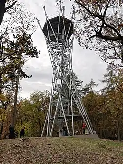 Rozhledna Korunka na vrchu Červená hlína u Černolic
