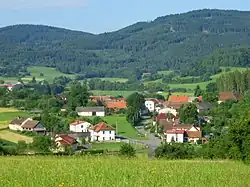 Pohled na Rozsedly od severovýchodu, vpravo v pozadí kopec Sedlo