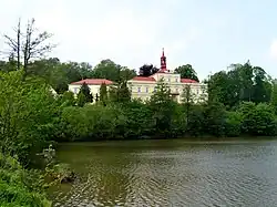 Zámek nad rybníkem