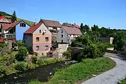 Domy nad levým břehem Bíliny
