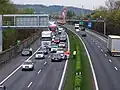Policejní automobil stojící v odstavném pruhu na dálnici D5 u Rudné