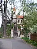 Kostel svatého Jiří na umělém pahorku zvaném Homole