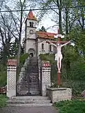 Dřevěný kříž před schody ke kostelu