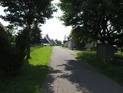 Cesta přes osadu