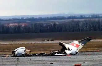 Trosky letounu na přistávací dráze doněckého letiště