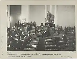 Finský parlament v Helsinkách během svého prvního zasedání od občanské války. Důstojníci německé armády (vč. Rüdiger von der Goltz) stojící v levém rohu, P.E. Svinhufvud třetí zprava a jeden sociální demokrat (Matti Paasivuori) napravo zastupující samotné finské socialisty. Někteří z dalších 33 sociálních demokratů uprchli do Ruska, ale některým vstup povolen nebyl. 1918