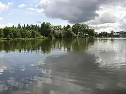 Školní rybník, v pozadí rekreační středisko Církve bratrské