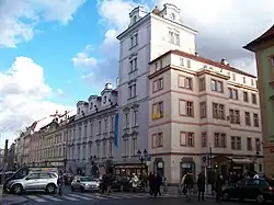 Dům U Modré růže (vysoká stavba uprostřed)