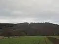 Sádecký vrch (422 m) od bývalého hřbitova