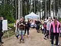Sázení stromů u Pancíře v květnu 2025. V popředí organizátor Richard Brož.