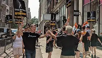 Členové SAG-AFTRA při protestu v New Yorku dne 17. července 2023