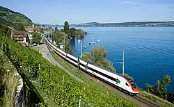 Naklápěcí jednotka SBB RABDe 500 u stanice Twann