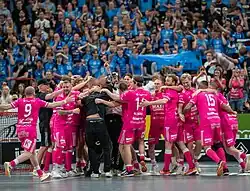 Mužský tým slavící vítězství ve finále Švédské Superligy 2021/2022
