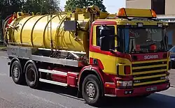 Scania 114G 340 z roku 2002 jako cisterna.