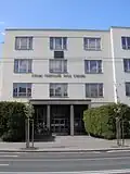 Hlavní vchod do školy z Pospíšilovy ulice