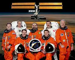 Sedící zleva: Kent Rominger a Jeffrey Ashby; vzadu: Jurij Lončakov, Scott Parazynski, Umberto Guidoni, Chris Hadfield a John Phillips