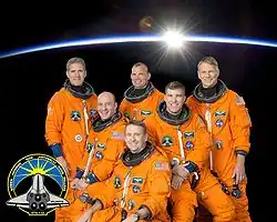 Sedí: Ken Ham (uprostřed), Garrett Reisman (vlevo), Stephen Bowen (vpravo); stojí zleva: Michael Good, Tony Antonelli, Piers Sellers