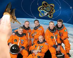 Zleva sedí: Gregory H. Johnson, Mark Kelly, Andrew Feustel, Zadní řada zleva: Michael Fincke, Greg Chamitoff, Roberto Vittori