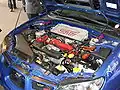Mezichladič u vozidla Subaru Impreza WRX STI. Zde je nainstalován v zadní části motoru, téměř u čelního okna.