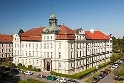 Budova FÚ, Bezručovo náměstí