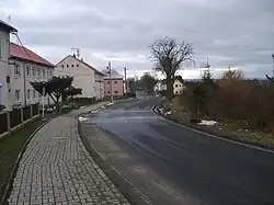 Hlavní silnice procházející Podlesím