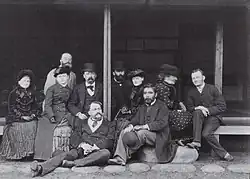 Felice Beato a Saigó Cugumiči (sedící vpředu), 1882