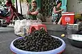 Plody Dialium cochinchinense na trhu ve Vietnamu