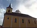 Pohled od západu na loď a věž kostela