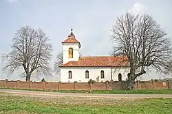 Dvě z památných lip u kostela Svatého Václava v Řestokách