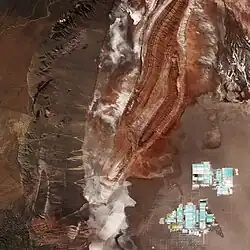 C. Domeyko v levé části satelitní fotografie, vpravo solné pláně v poušti Atacama