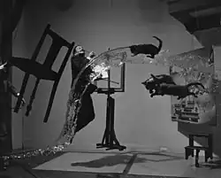 Philippe Halsman: Dali Atomicus (negativ 1948), neořezaná zvětšenina z roku 1969-1970, na které je vlevo vidět ruka držící židli