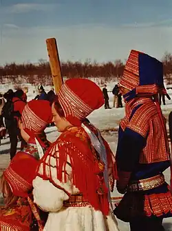 Jarní sámská rodina v čepicích, ve velmi zdobeném oděvu