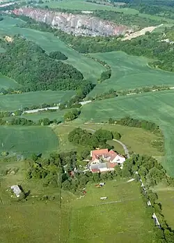 Letecký pohled na samotu, v pozadí lom Velká Amerika