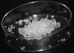 Pevný hydrogendifluorid amonný
