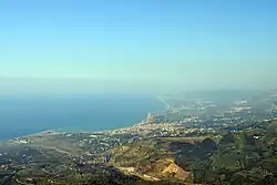 Pohled na město z blízké hory Monte San Fratello (713 m n. m.)