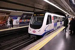 Vlak řady 3000 ve stanici Santo Domingo