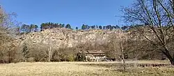 Pohled na louku Šanova kouta s objektem bývalého zahradnictví
