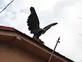 Socha sokola na štítu sokolovny