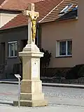 Kříž před kostelem
